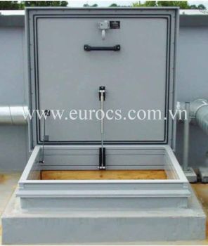 What types of roofs can roof doors be installed on?